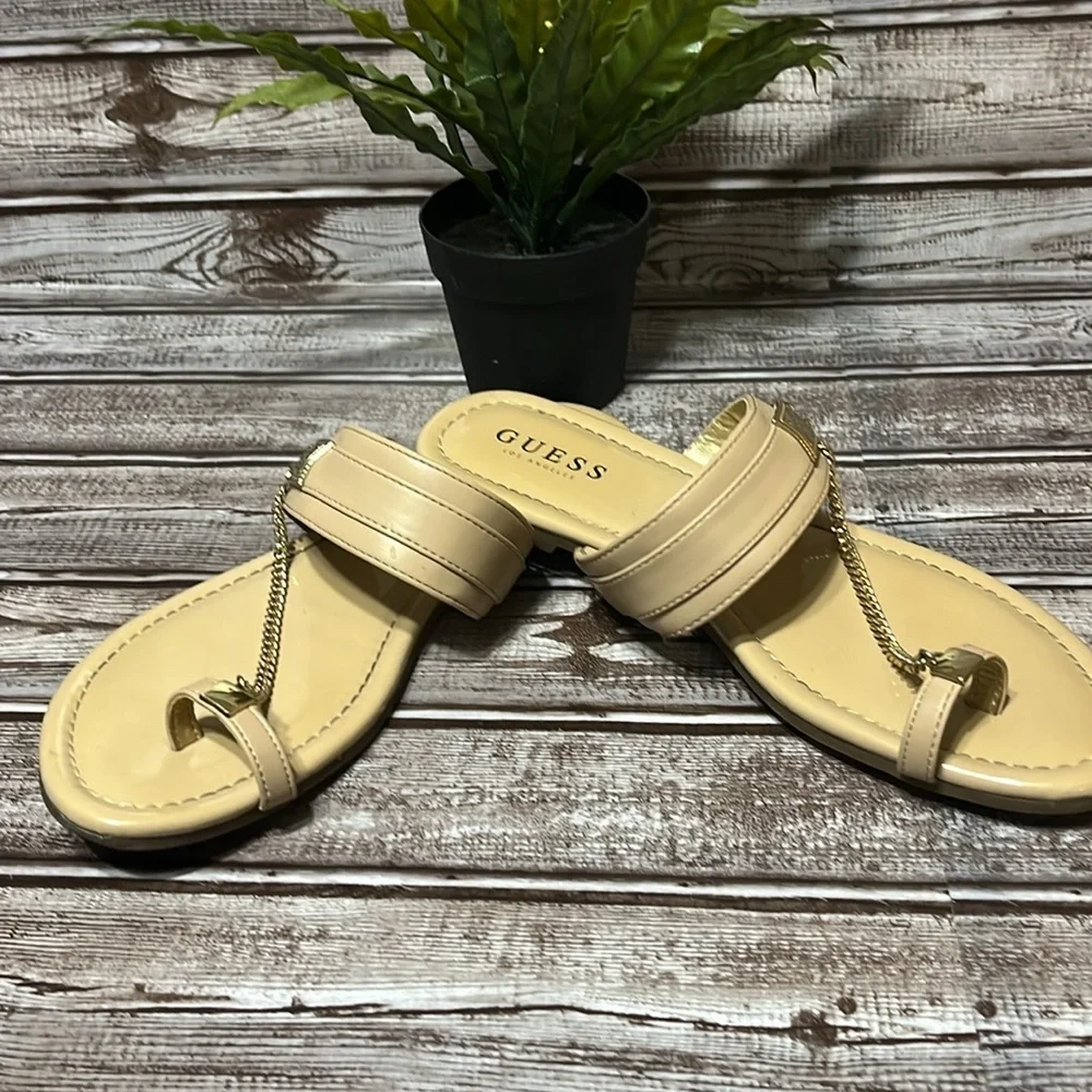 GUESS Beige Patent Leather Chain Strap Sandals Flip flop Size 9